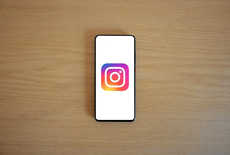 Creator showing a phone screen with an Instagram Story link sticker pointing to a lead magnet opt-in page